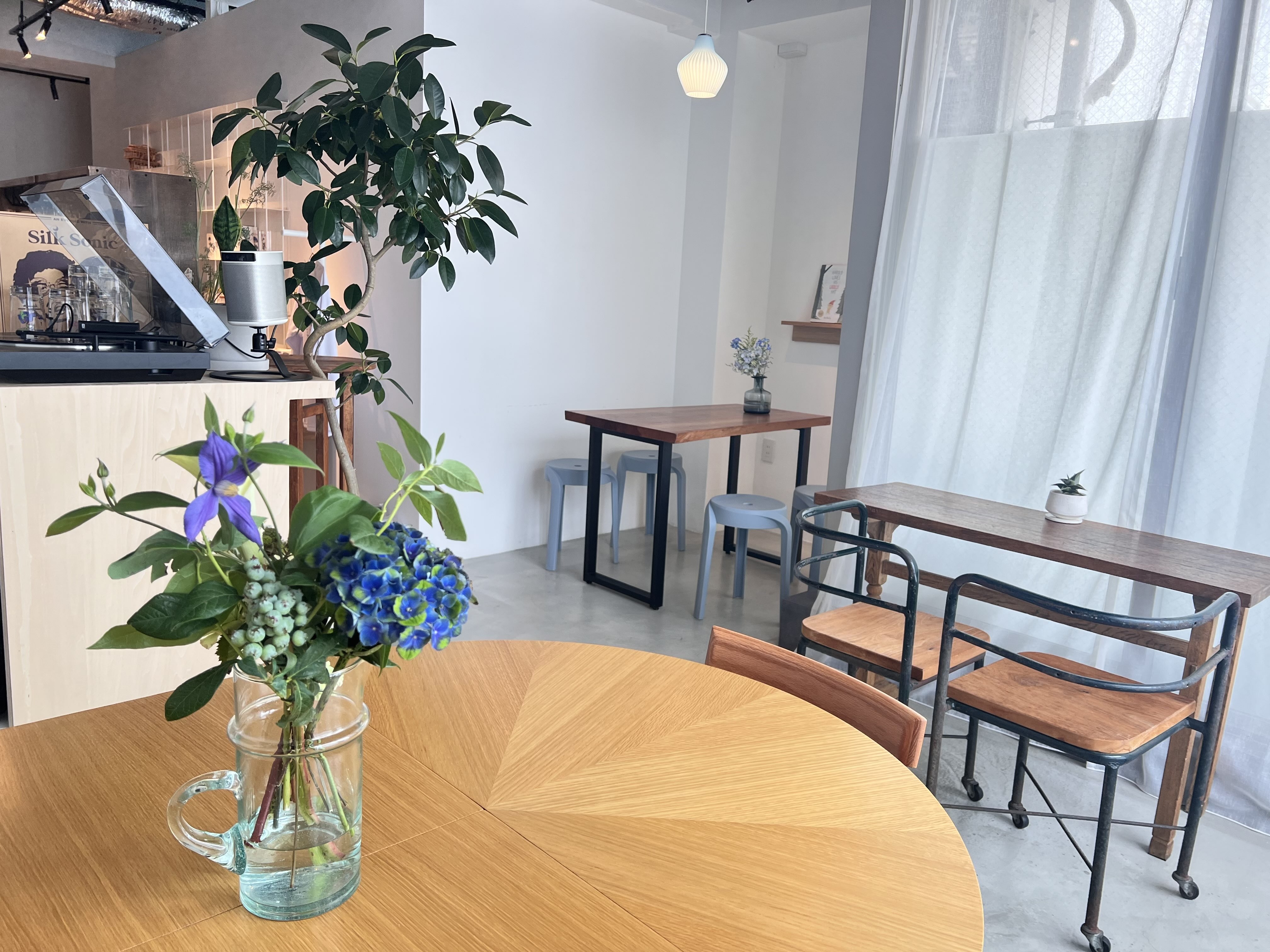 カフェ tomoru 店内
